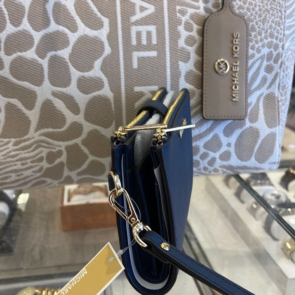 MICHAEL KORS LARGE DOUBLE ZIP WRISTLET WALLET PHONE CASE 
Navy NWT - Picture 13 of 16